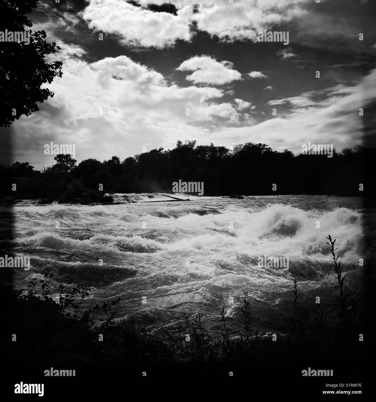 La rivière Niagara déchaînée - Image de stock capturée avec un smartphone