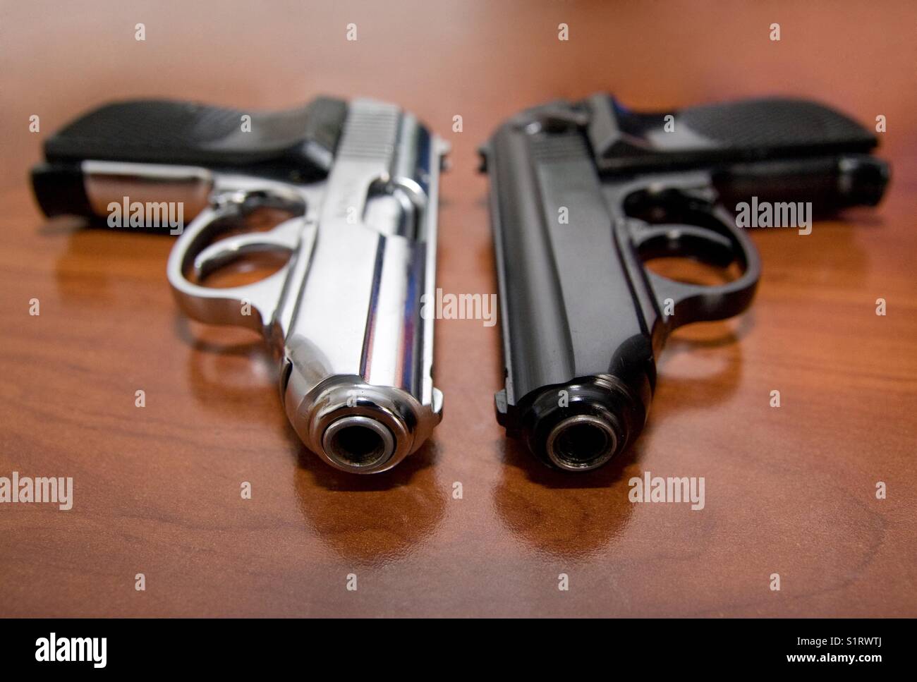 Deux pistolets sur une table Banque D'Images