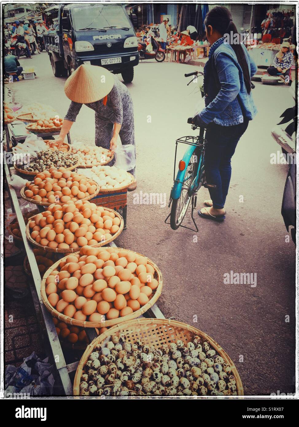 Les œufs de la rue vendeur. Banque D'Images