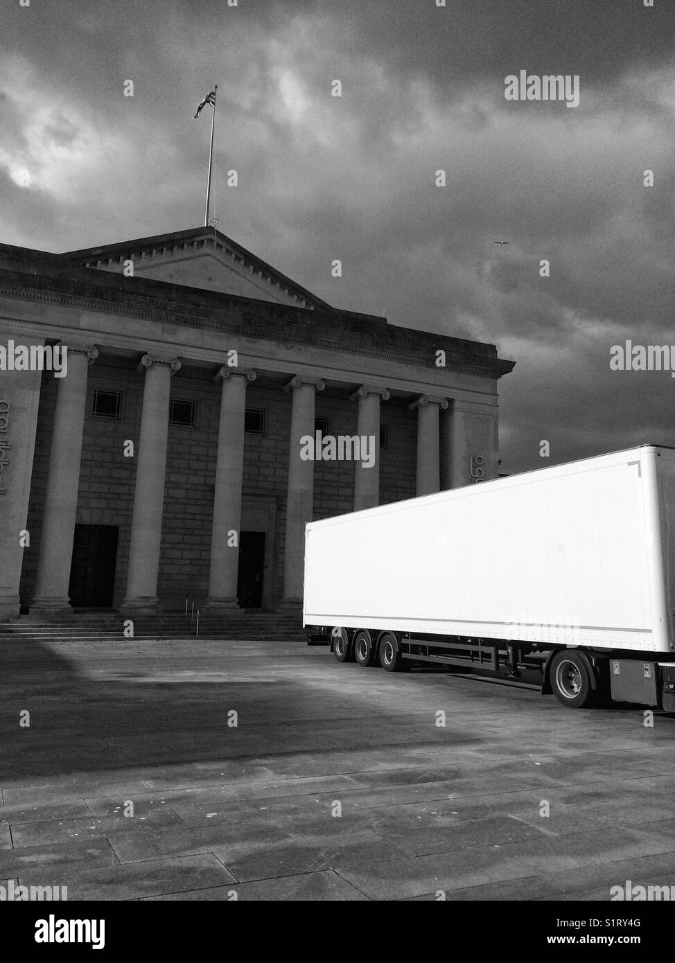 Camion blanc à Southampton Guildhall Banque D'Images