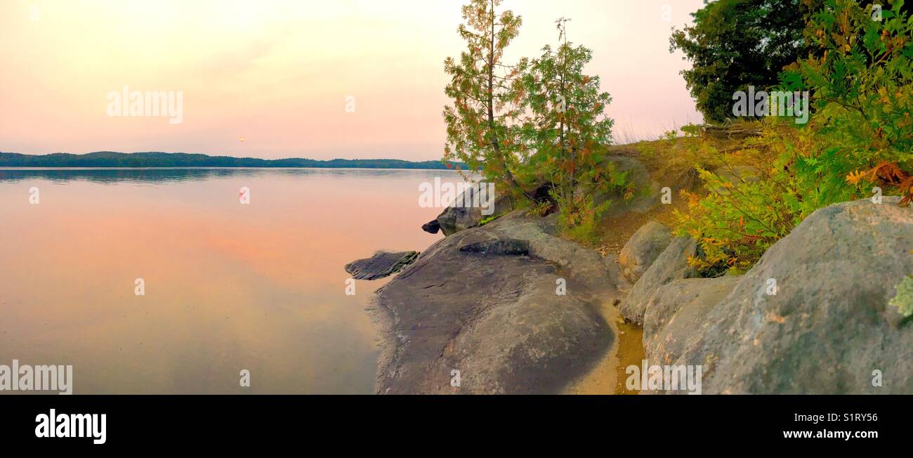 Affleurement rocheux à la rive Lac calme portrait Banque D'Images