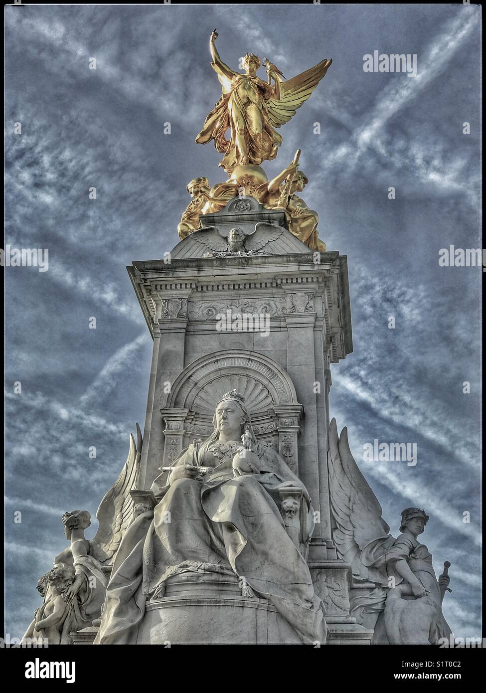 Une image désaturée du Victoria Memorial qui est situé à l'extrémité de la Mall et devant le palais de Buckingham, à Londres, en Angleterre. En haut, une statue de bronze doré. Photo © COLIN HOSKINS. - Image de stock capturée avec un smartphone