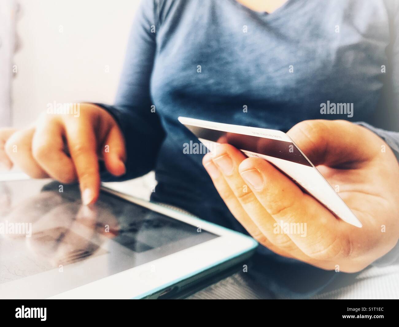 Technologie. Femme magasinant en ligne avec une carte de débit / crédit - Image de stock capturée avec un smartphone