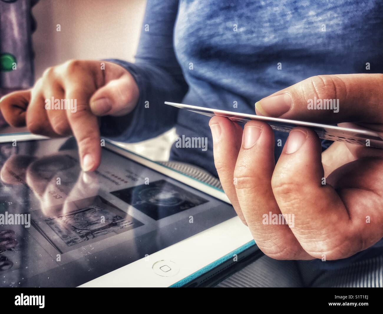 Technologie. Femme magasinant en ligne en utilisant une carte de débit / crédit. - Image de stock capturée avec un smartphone