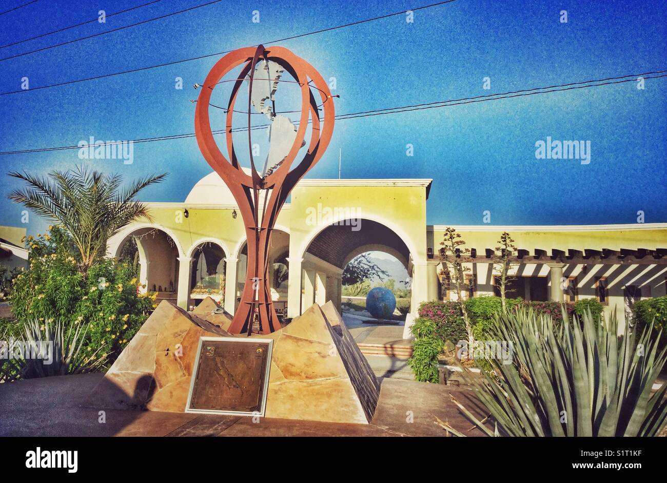 Une sculpture indiquant l'emplacement du Tropique du Cancer en Basse Californie, au Mexique. Banque D'Images