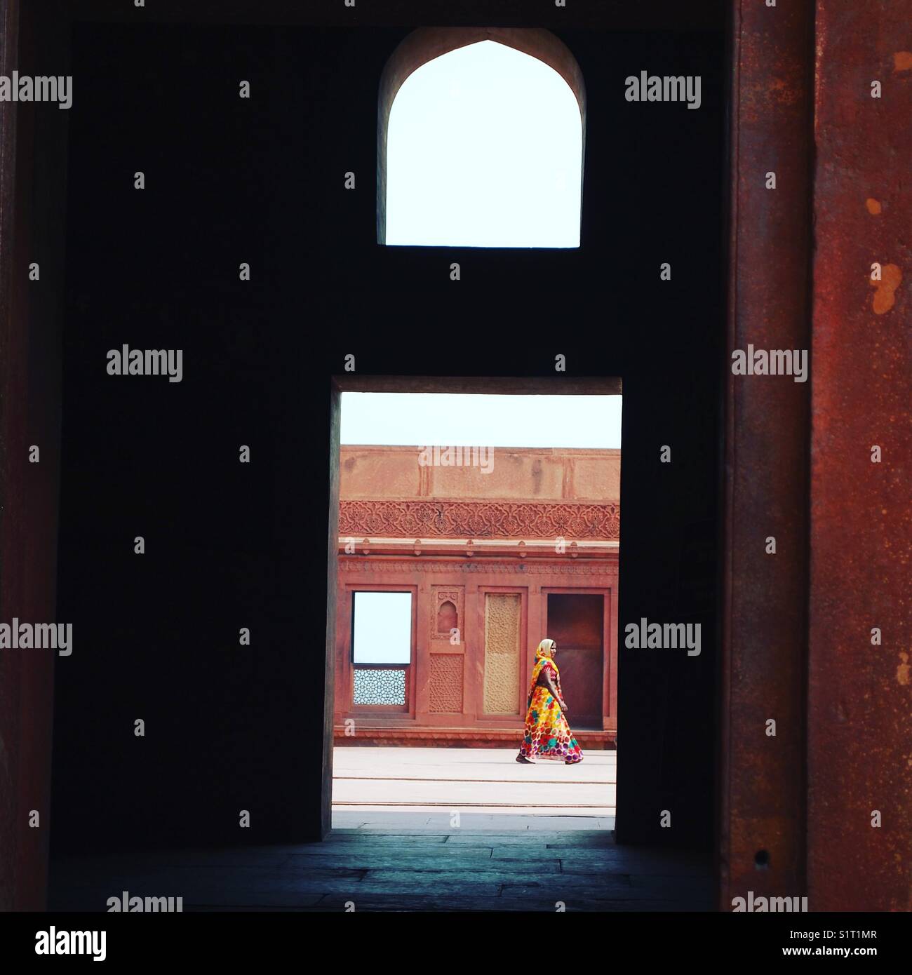 Femme dans un sari vu à travers une arche au fort amer, Rajasthan, Jaipur, Inde Banque D'Images