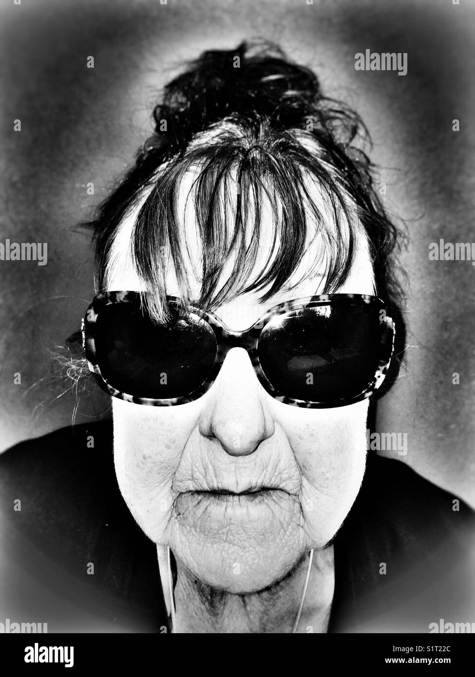 Portrait de femme âgée de 80 ans - Image de stock capturée avec un smartphone