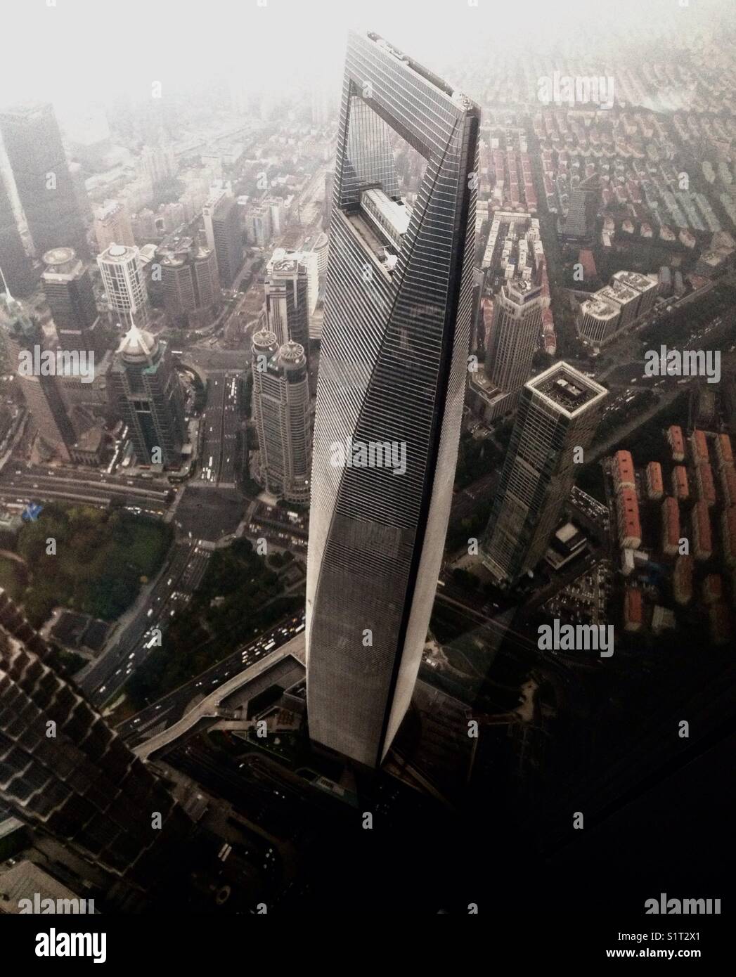 Le World Financial Center building à Shanghai comme vu de la tour de Shanghai. - Image de stock capturée avec un smartphone