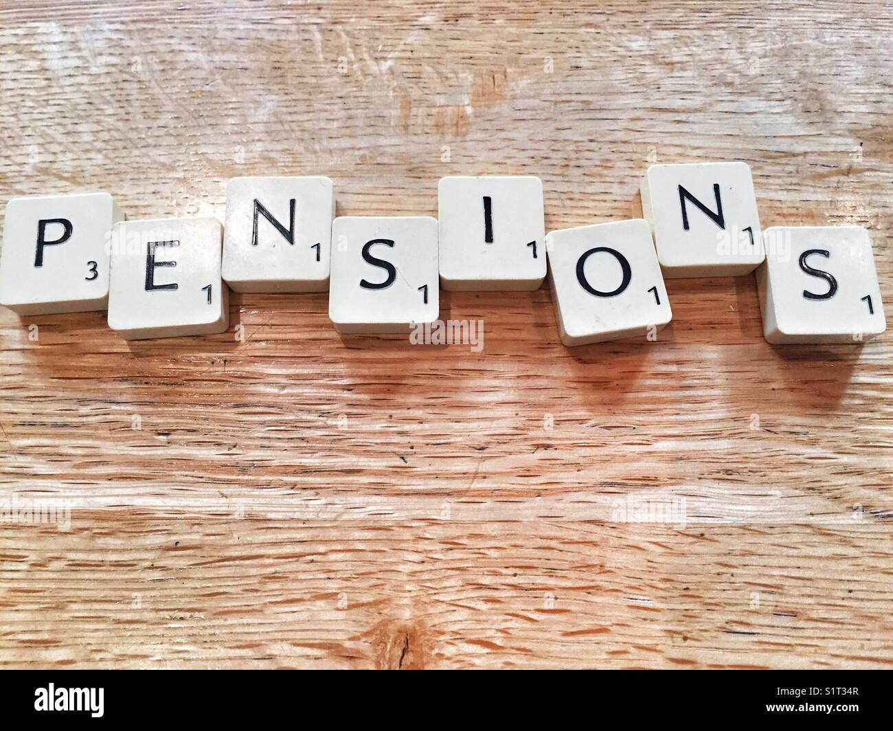 Le mot écrit avec carreaux de scrabble des pensions - Image de stock capturée avec un smartphone