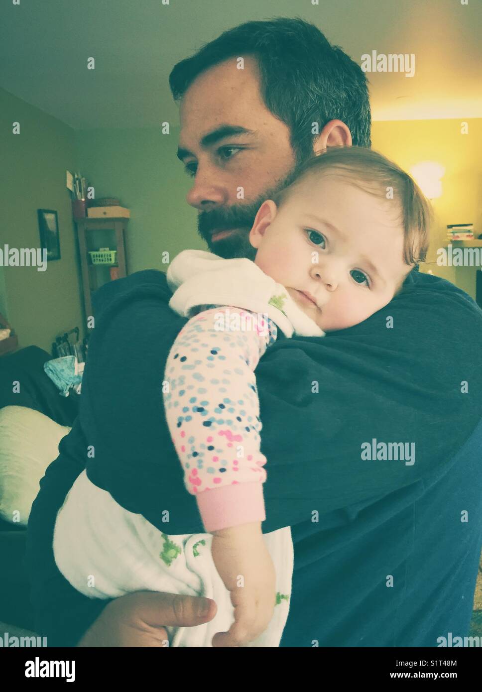 Père embrassant sa petite fille - Image de stock capturée avec un smartphone