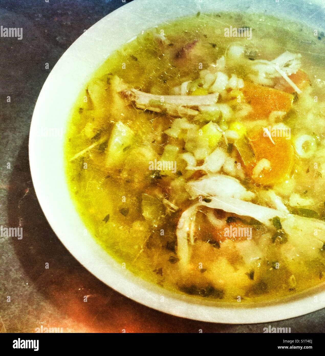 Soupe de légumes au poulet maison dans un bol - Image de stock capturée avec un smartphone