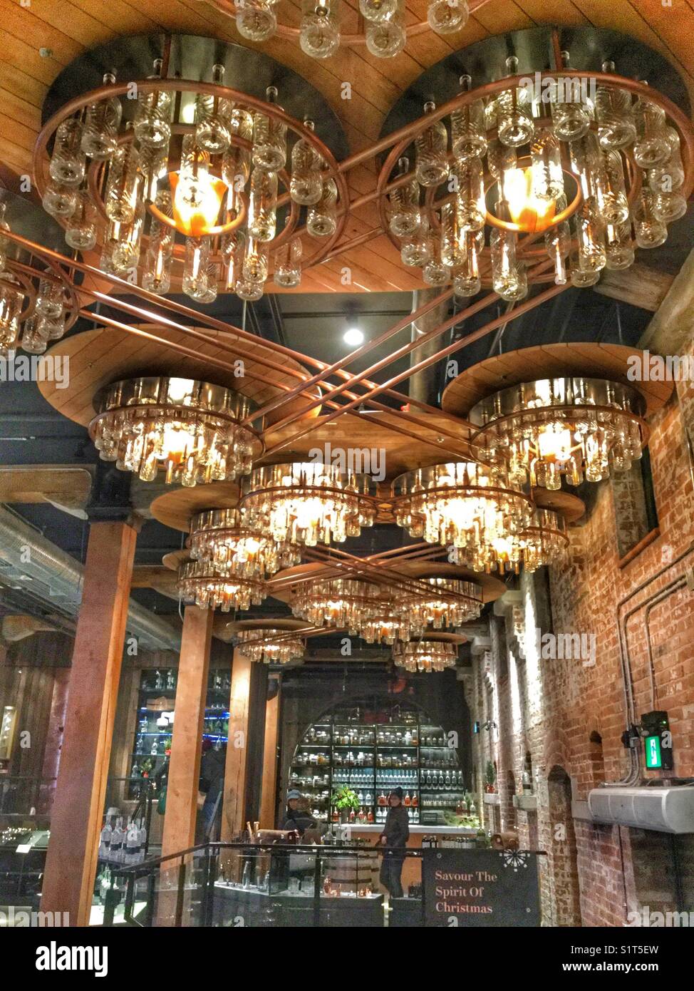 Plafond lumineux créés à partir de bouteilles de gin et de vodka vide dans l'esprit de la Distillerie de New York à Toronto. Banque D'Images