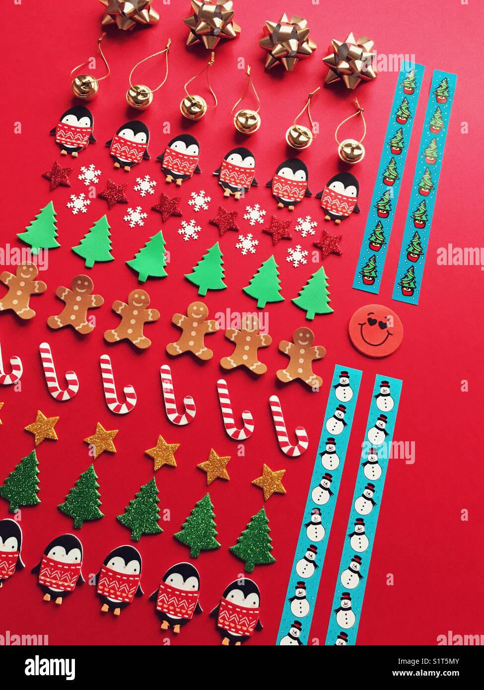 Sur le thème de Noël télévision / knolling laïcs sur fond rouge. - Image de stock capturée avec un smartphone
