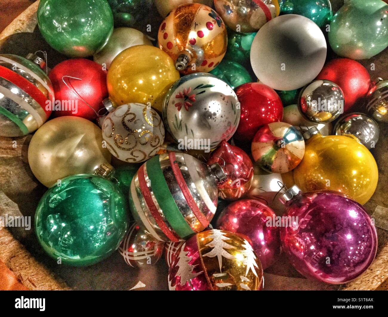 Une collection d'ornements d'arbre de Noël rond brillant. Banque D'Images