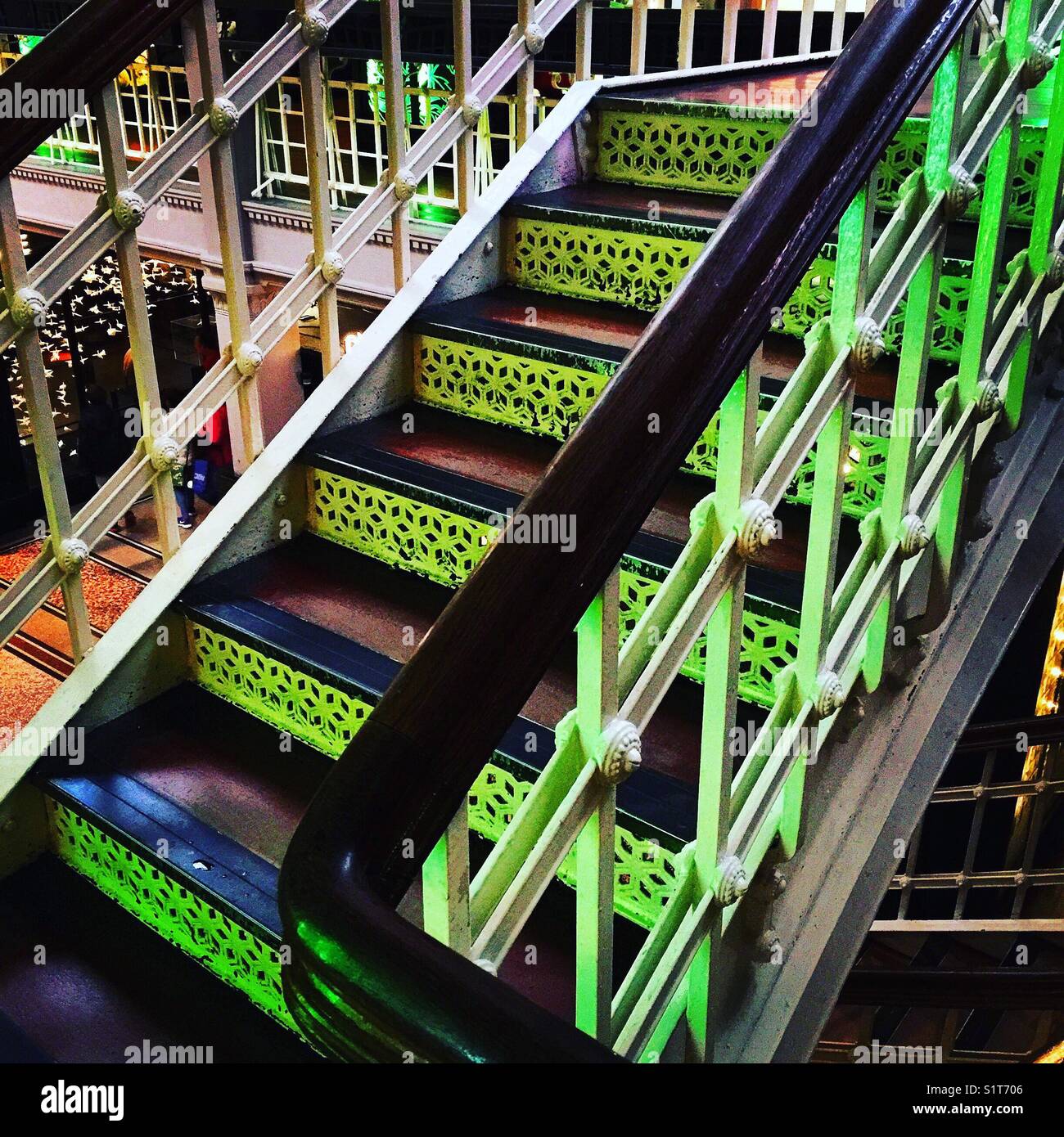 Escaliers ornés de lumière verte Banque D'Images