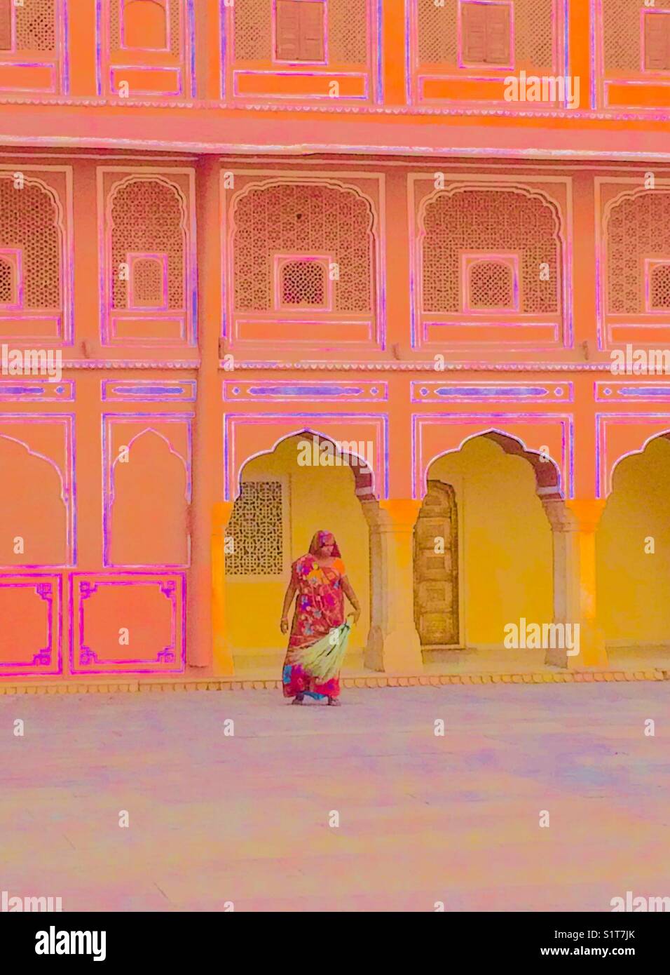 Woman sweeping traditionnelles indiennes jusqu'à Jaipur, Inde Banque D'Images