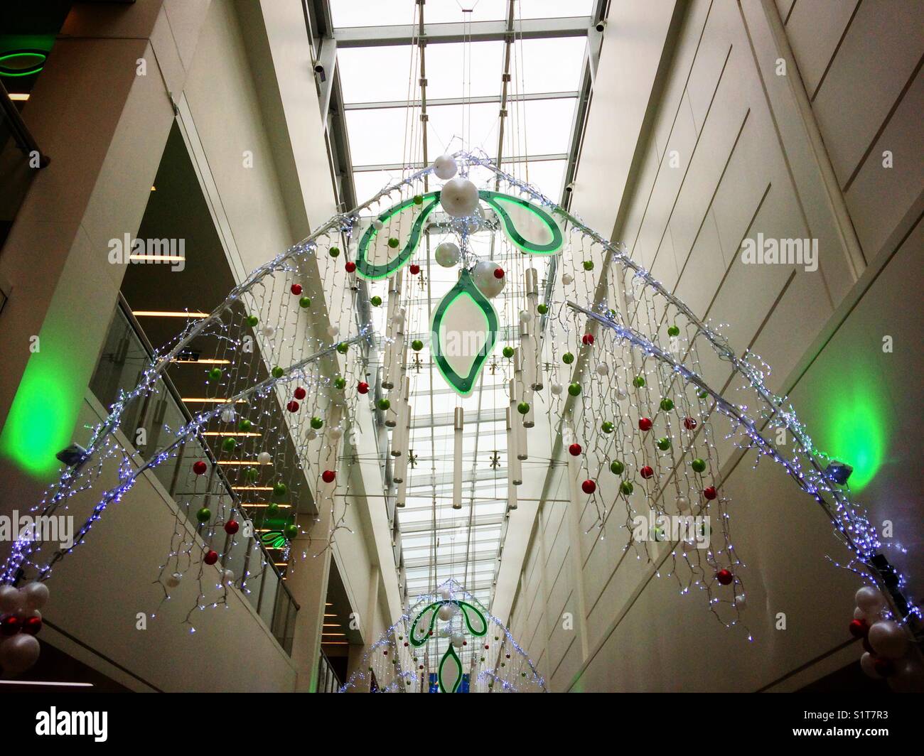 Décorations de Noël dans un centre commercial - Image de stock capturée avec un smartphone