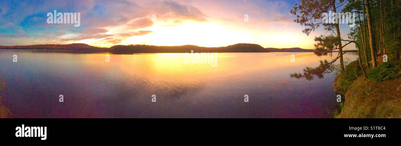 Golden Sun setting over Lake Forest Hills Banque D'Images