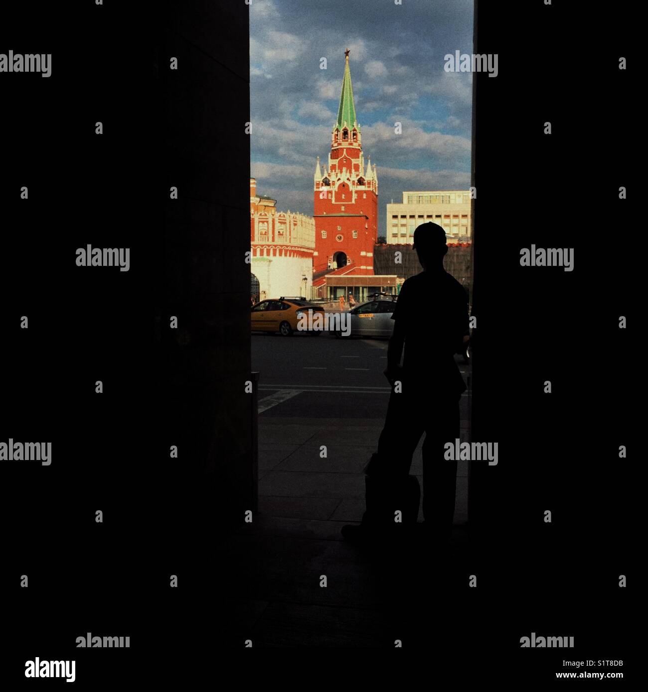 Silhouette d'un homme regardant Troitskaya Tour de Kremlin de Moscou Banque D'Images