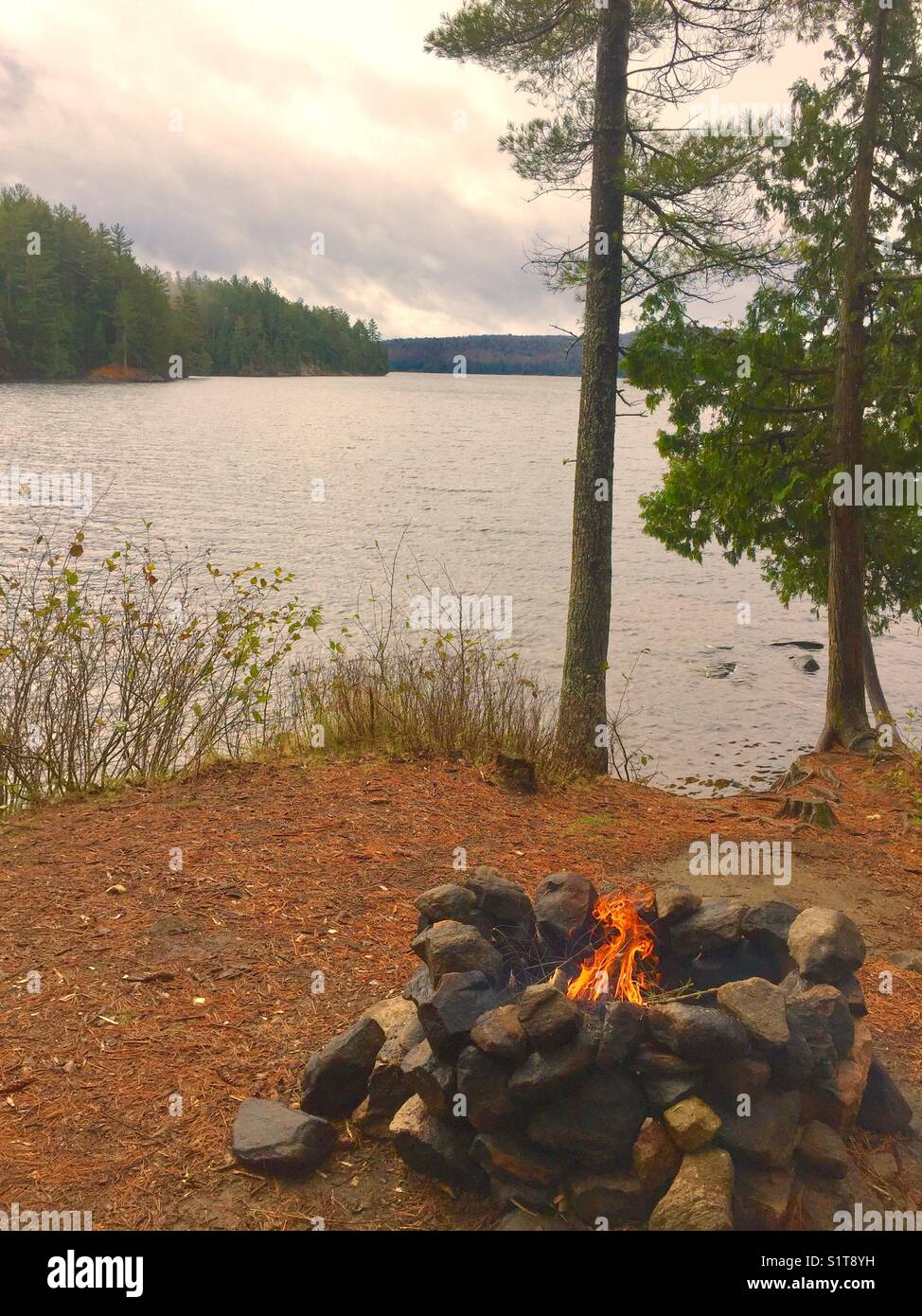 Camp d'automne par forest lake Banque D'Images