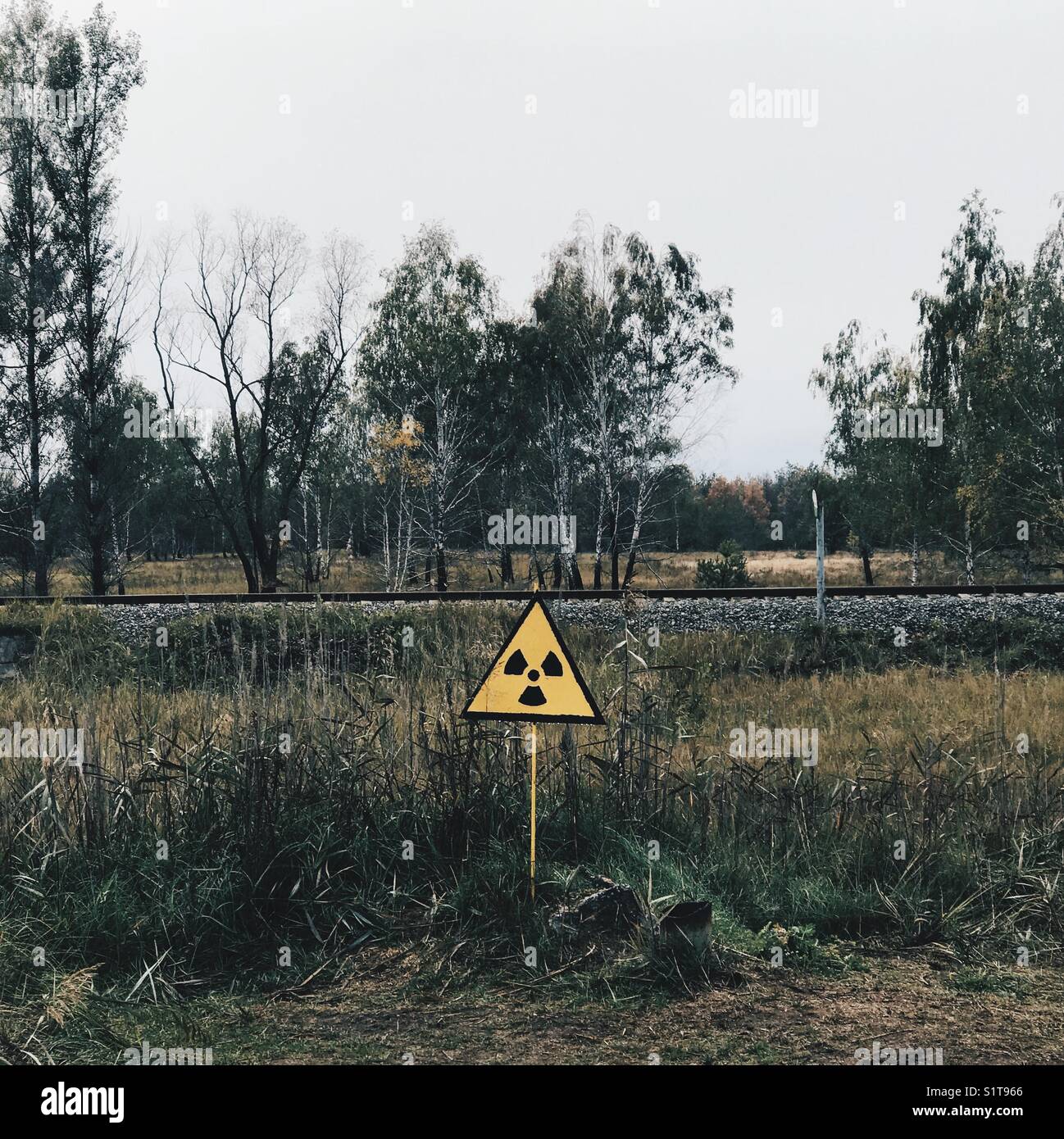 Un signe radioactif sur un champ dans la ville de Pripyat, Tchernobyl, l'ukraine Banque D'Images
