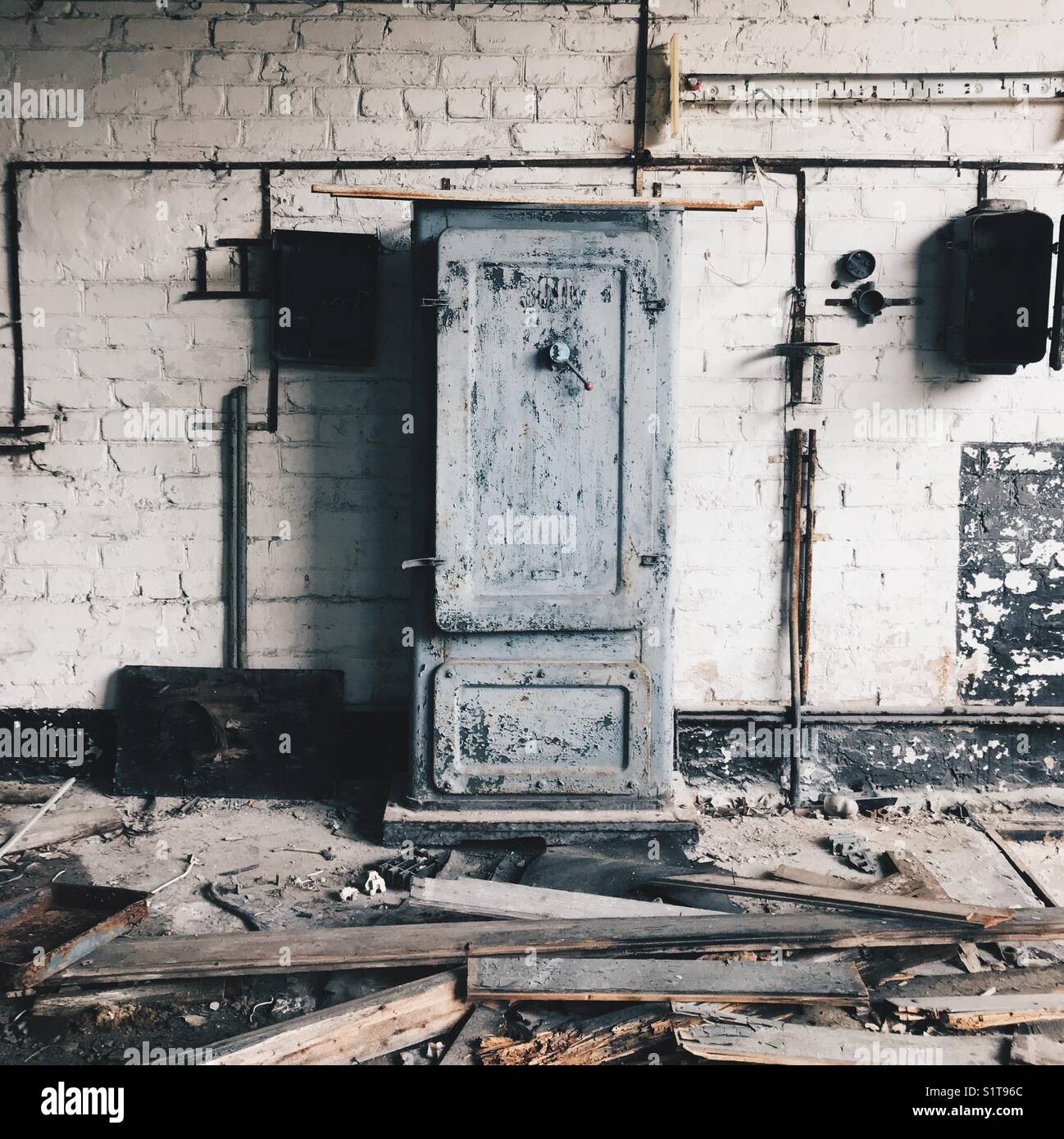 Metal Coffre fort à un atelier abandonné à l'installation radar de duga à Tchernobyl, en Ukraine Banque D'Images