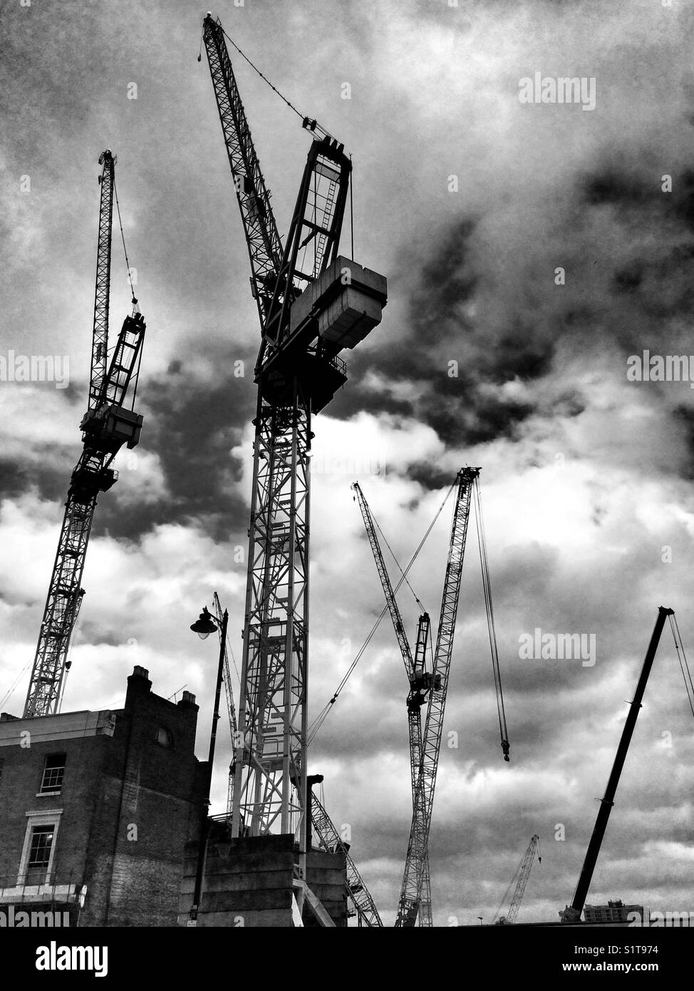 Grues, déplacez-vous sur le site du stade de Tottenham Hotspur en tant qu'il est reconstruit. - Image de stock capturée avec un smartphone Grues, déplacez-vous sur le site du stade de Tottenham Hotspur en tant qu'il est reconstruit. - Image de stock capturée avec un smartphone