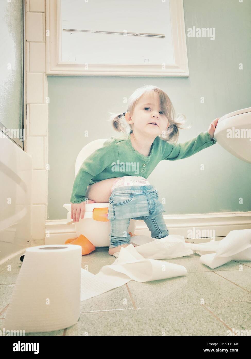 La formation de pot un toutpetit enfant dans une salle d'accueil Photo