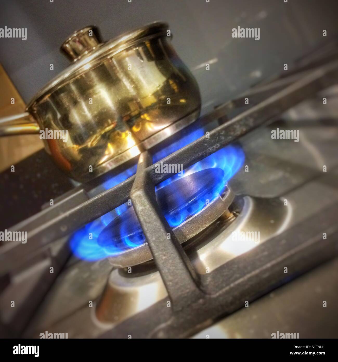 Casserole en acier inoxydable sur une cuisinière à gaz Banque D'Images