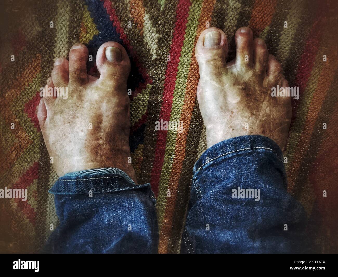 Pieds et jeans de POV nus sur un tapis coloré Photo Stock - Alamy
