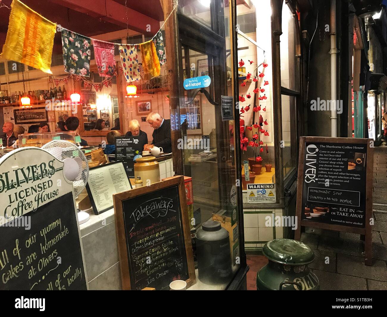 Oliver's Coffee House en fin d'après-midi en hiver. , Sherborne Dorset, Angleterre - Image de stock capturée avec un smartphone