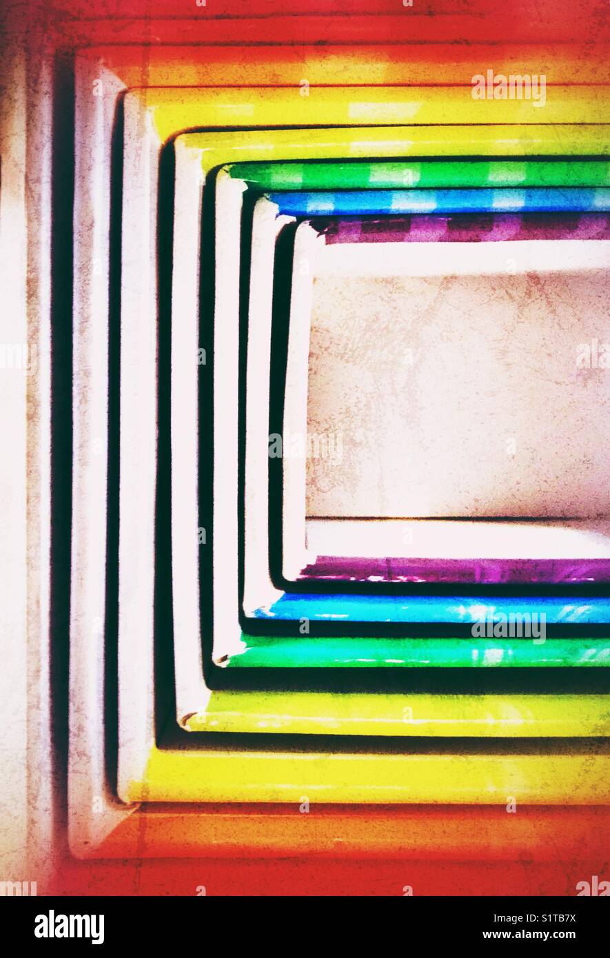 D'en haut/vue plate de cartons de couleur arc-en-ciel les blocs d'imbrication toy traitées pour faire un grunge abstract design - Image de stock capturée avec un smartphone
