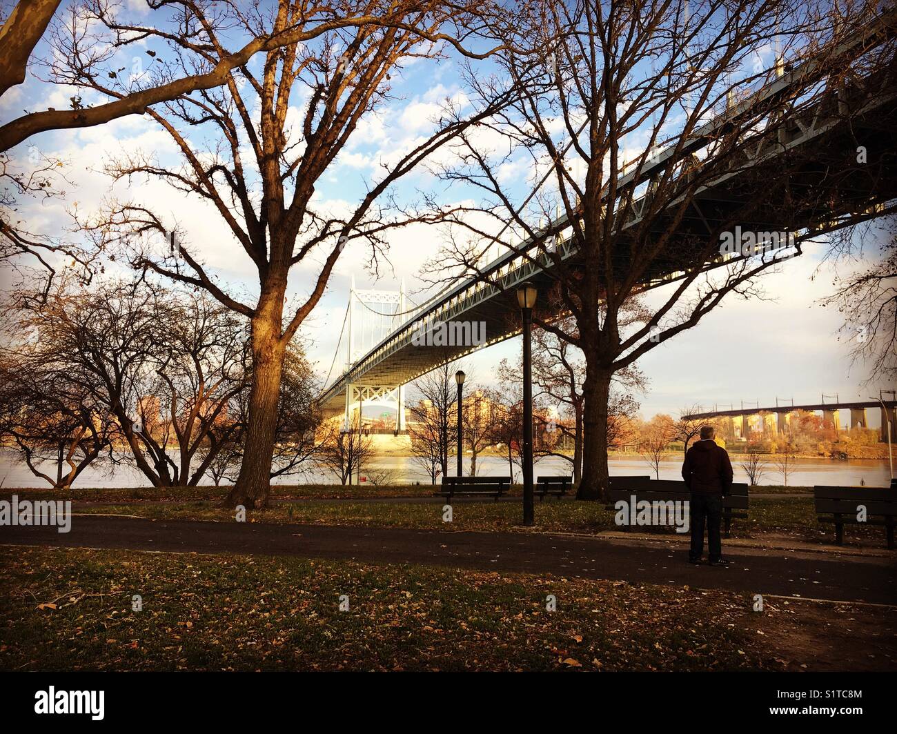 Vue depuis park dans le Queens avec pont Banque D'Images