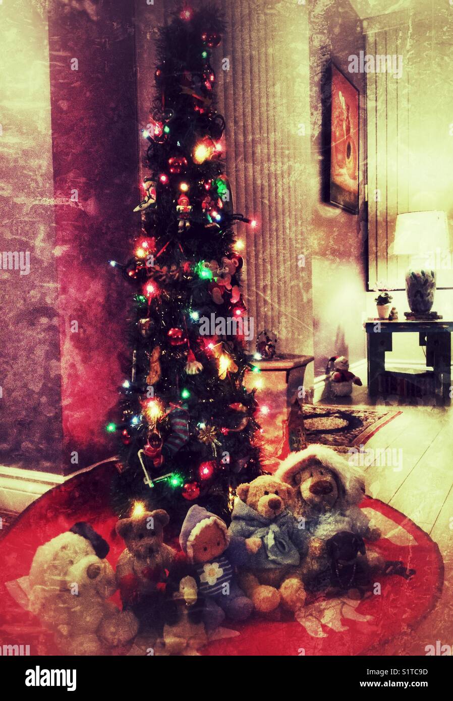 Animaux en peluche assis devant un arbre de Noël. Banque D'Images