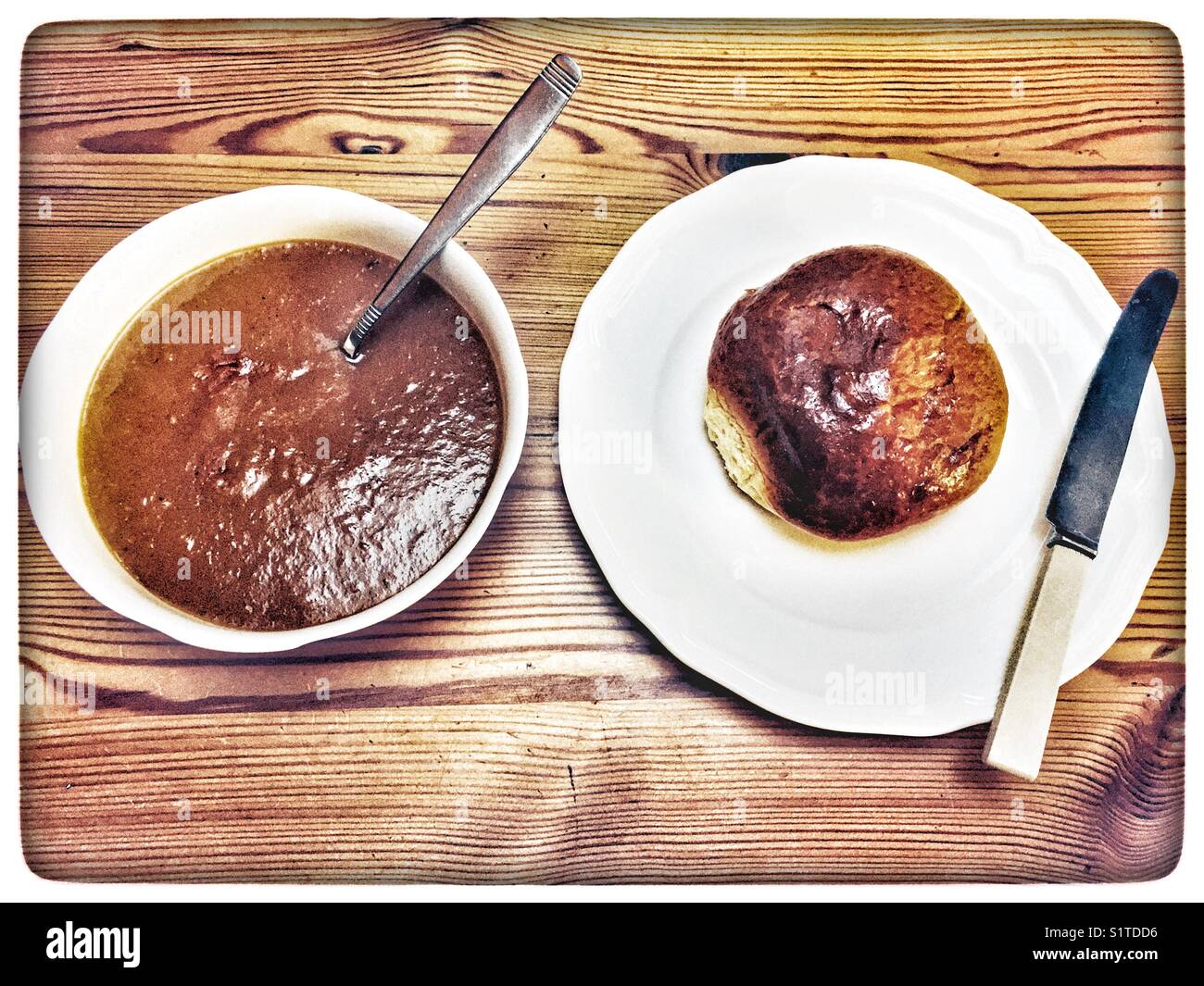 Soupe aux légumes maison et pain - Image de stock capturée avec un smartphone