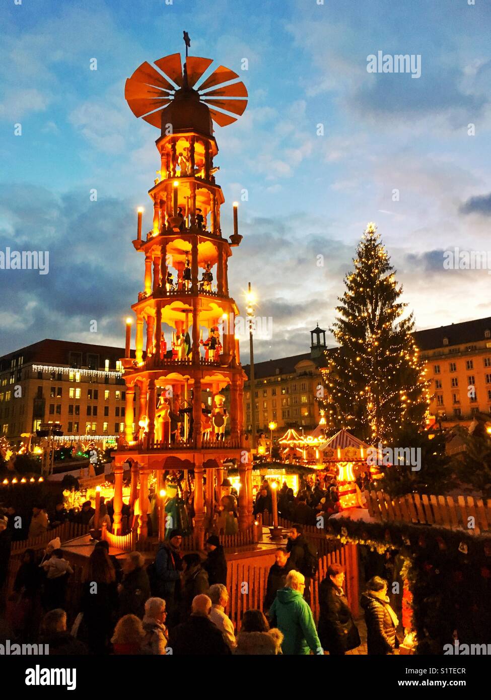 Marché de Noël de Dresde, Allemagne, Striezelmarkt - Image de stock capturée avec un smartphone