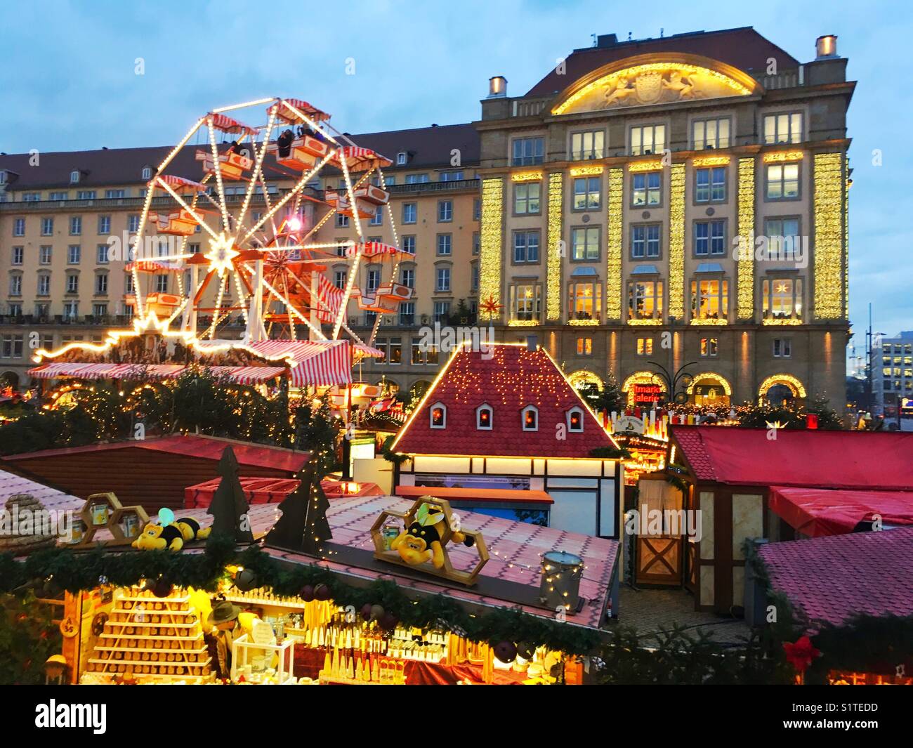 Marché de Noël de Dresde, Allemagne, Striezelmarkt - Image de stock capturée avec un smartphone