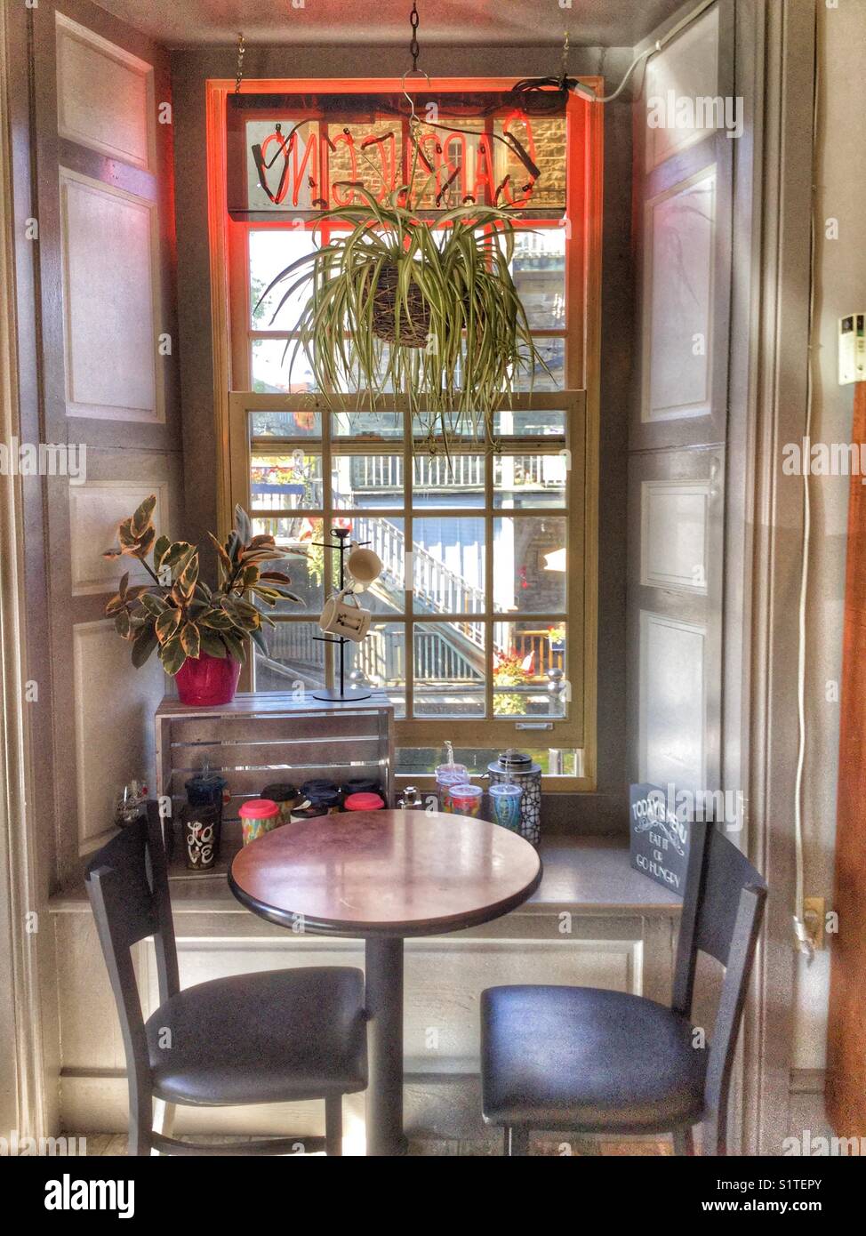 Coin douillet dans un café pittoresque. - Image de stock capturée avec un smartphone
