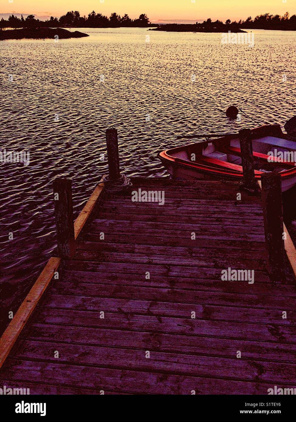 Bateau à rames sur la côte de graso une île au large de la côte de la province de l'uppland sur la côte est de la Suède, Suède, Scandinavie Banque D'Images