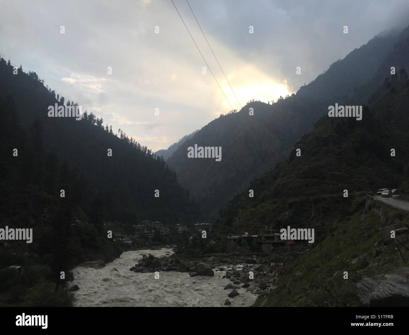 Coucher du soleil dans la vallée de Parvati. Banque D'Images