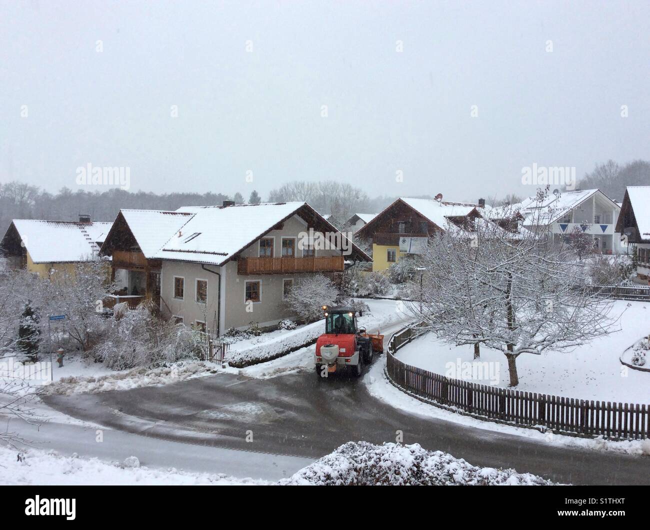 Service d'hiver du gouvernement dans village bavarois, Bavaria, Germany, Europe Banque D'Images