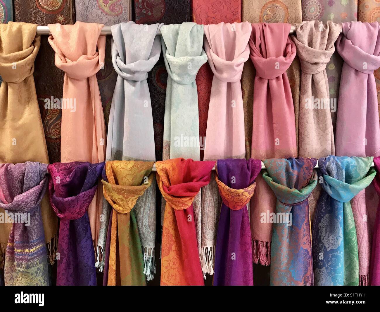 Rangées de foulards colorés en vente dans un magasin Photo Stock - Alamy