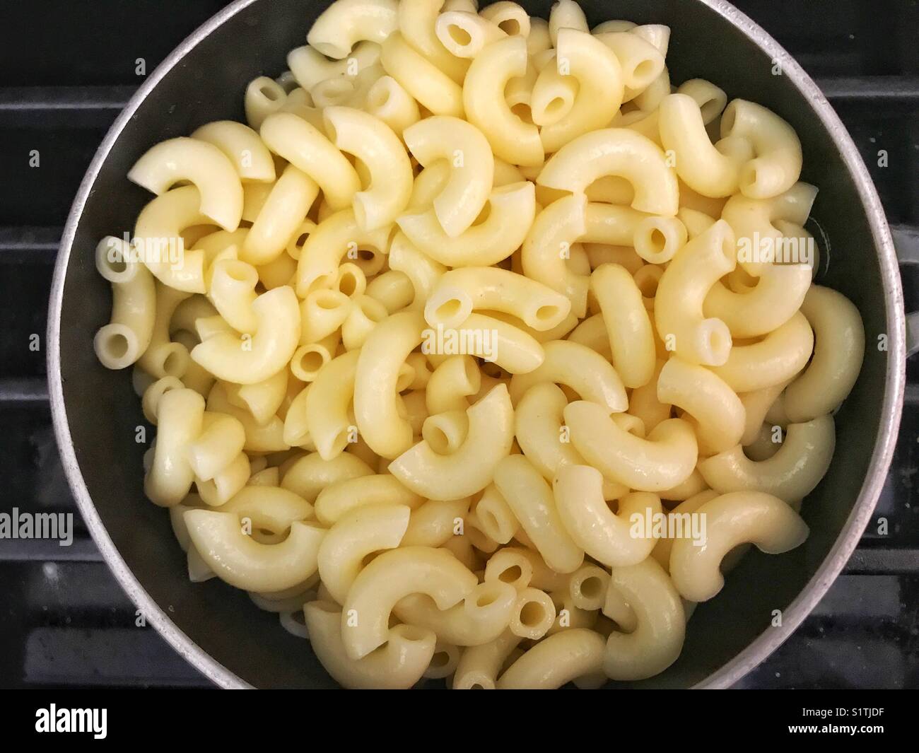 Les pâtes fraîchement cuit dans un pot, vue d'en haut. Banque D'Images