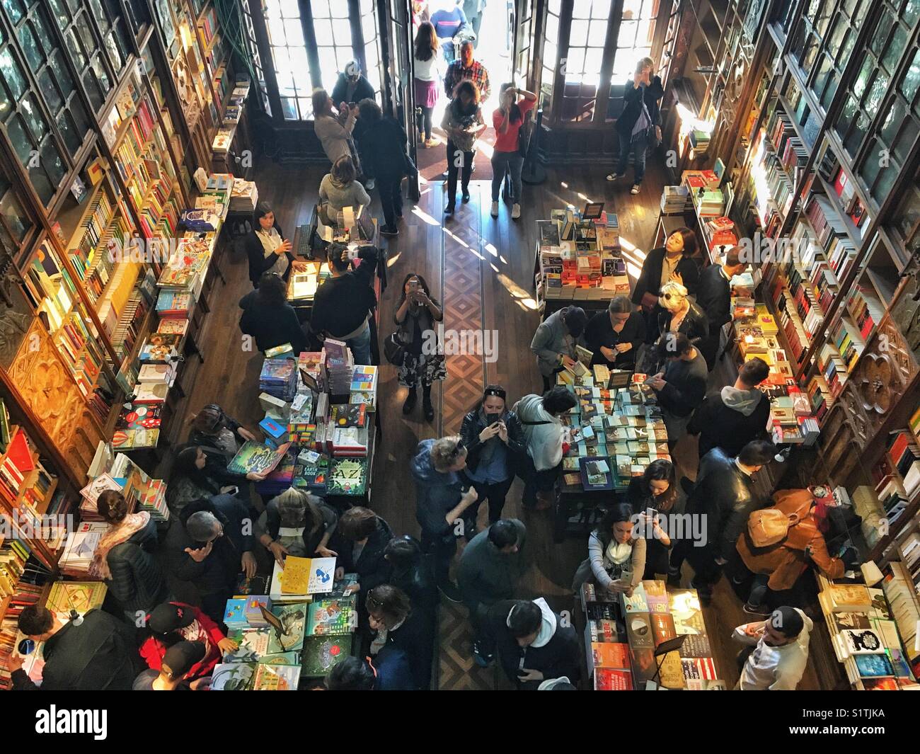 Les gens dans la célèbre Librairie Lello, à Porto, Portugal Banque D'Images