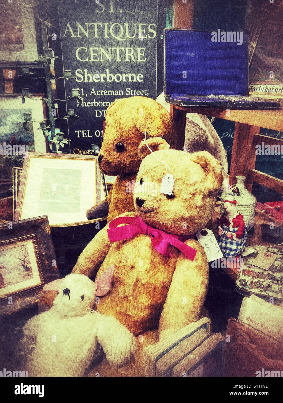 Nounours et antiquités en vente sur un étal du marché - Image de stock capturée avec un smartphone