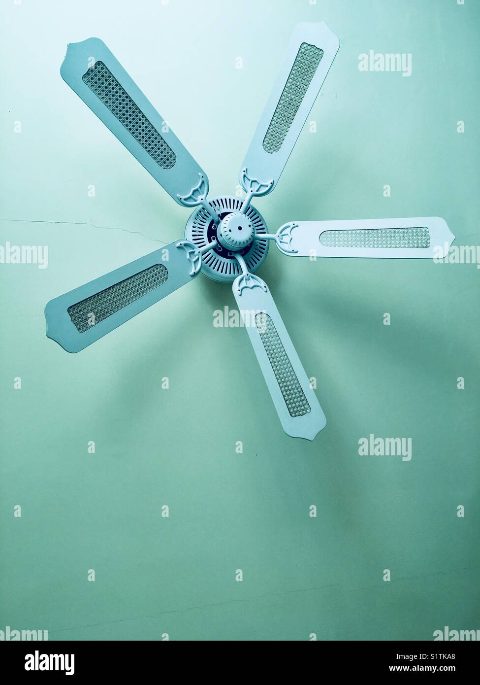 À l'arrêt du ventilateur de plafond - Image de stock capturée avec un smartphone