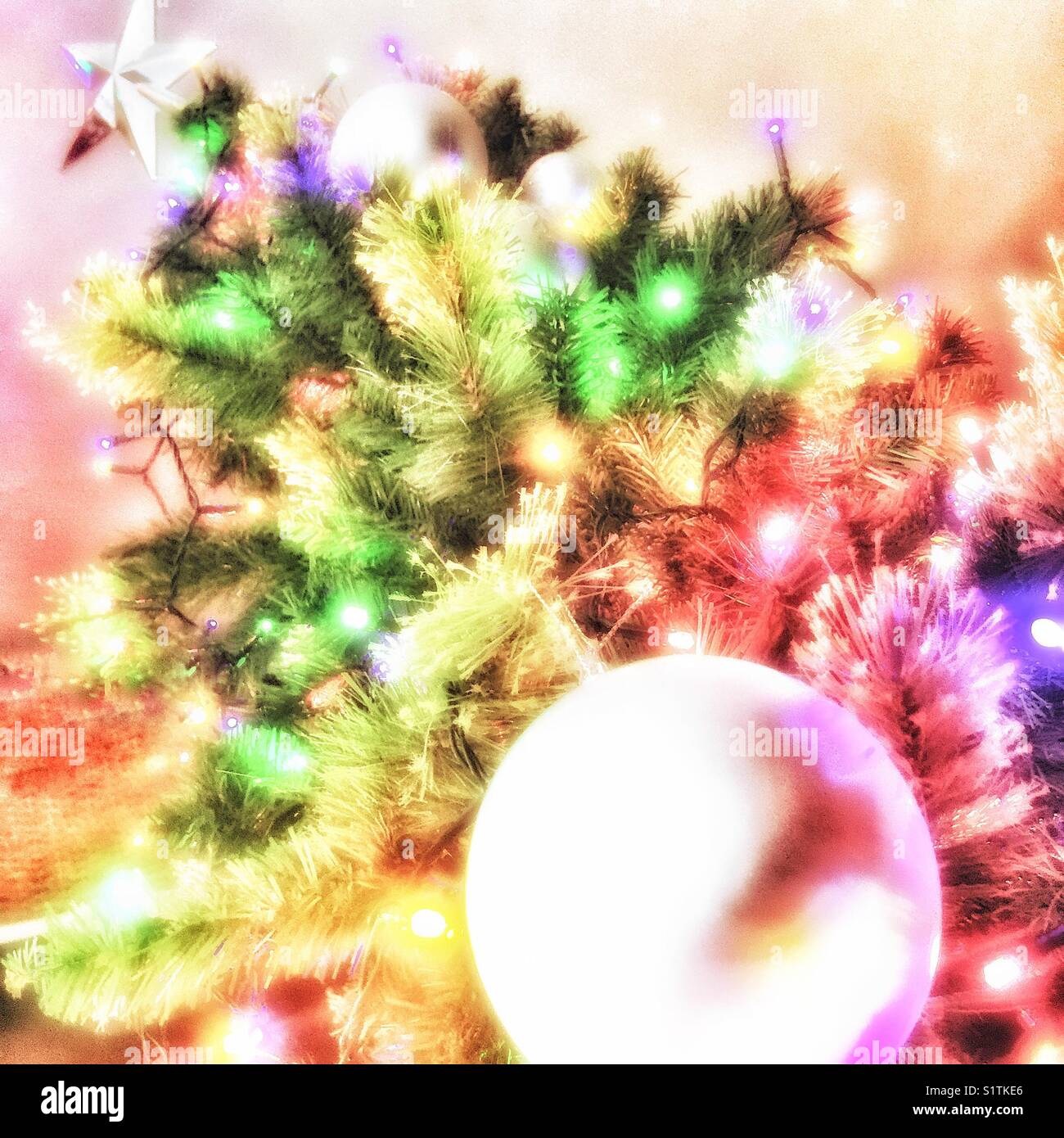 Sapin de Noël festonné. - Image de stock capturée avec un smartphone