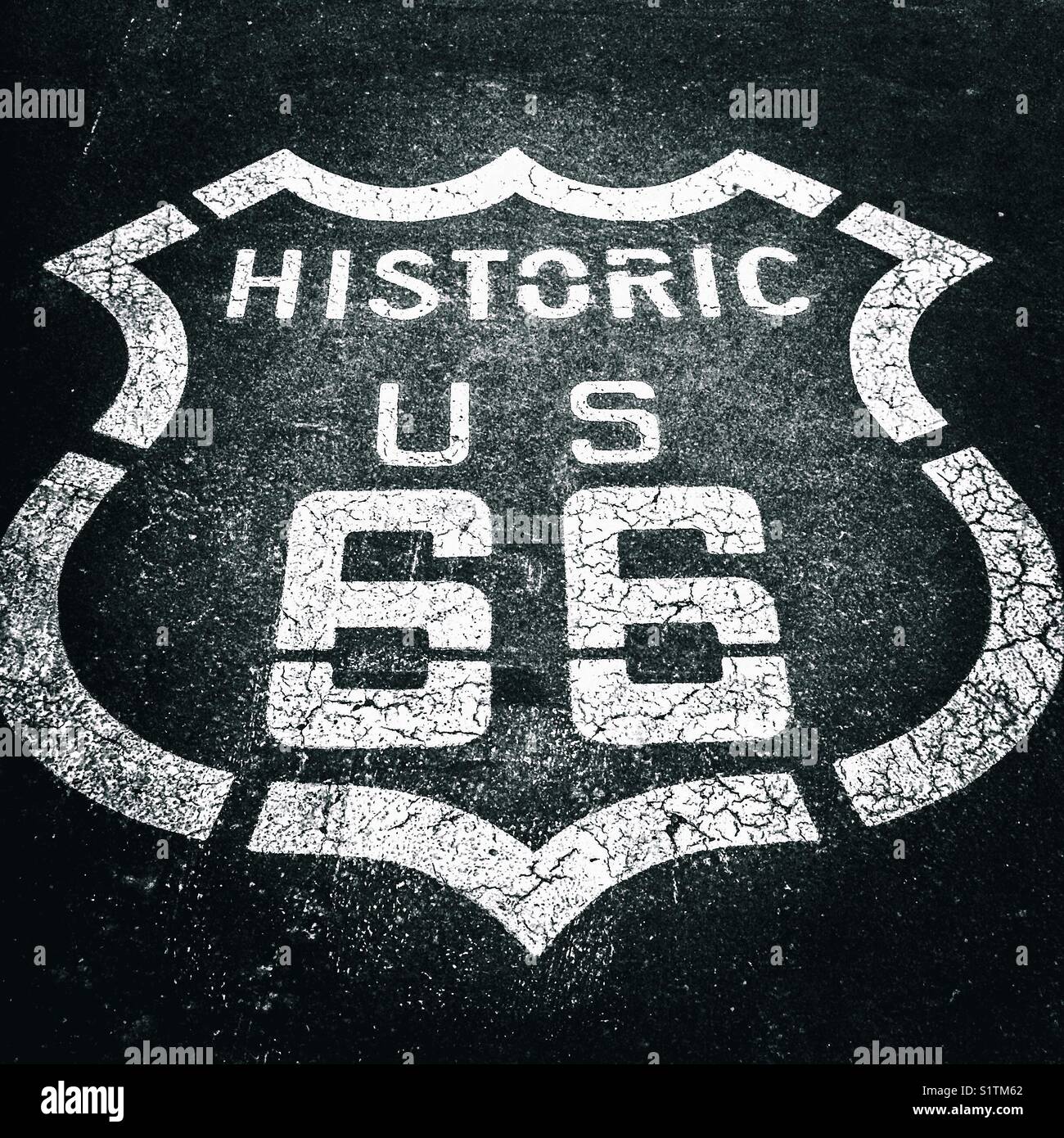 L'historique Route 66 sign on asphalt Banque D'Images