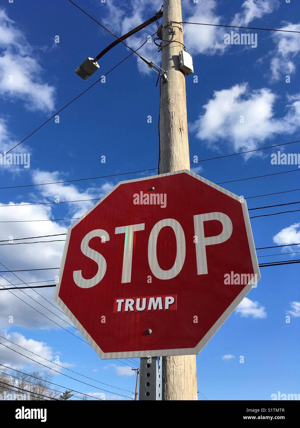 Panneau stop avec autocollant Trump - Image de stock capturée avec un smartphone