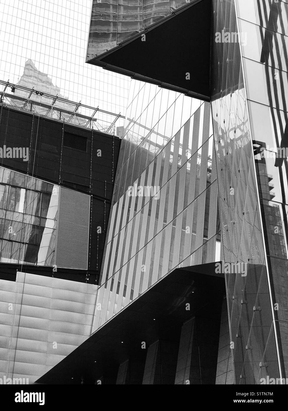 Les Angles, de la construction et de réflexions que les nouveaux bâtiments rendez-les dans le cadre de l'Hudson Yards le développement, à New York City, USA. Banque D'Images